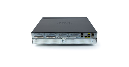 CISCO2921/K9 - 2x 1G RJ45, 1x 1G RJ45/SFP Combo, 4 EHWIC, 3 DSP, 1 SM, 256MB CF, 512MB DRAM, IP Base license, Wydajność do 245 Mbps, Cisco ISR G2 Router