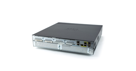 CISCO2921/K9 - 2x 1G RJ45, 1x 1G RJ45/SFP Combo, 4 EHWIC, 3 DSP, 1 SM, 256MB CF, 512MB DRAM, IP Base license, Wydajność do 245 Mbps, Cisco ISR G2 Router