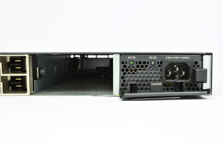 WS-C3750X-24P-S - 24x 1GE RJ45, PoE+ 435W 802.3at, ПО IP Base, opcjonalny moduł uplink 2x 10G SFP+, Покоління L3, Cisco Catalyst 3750-X Комутатор